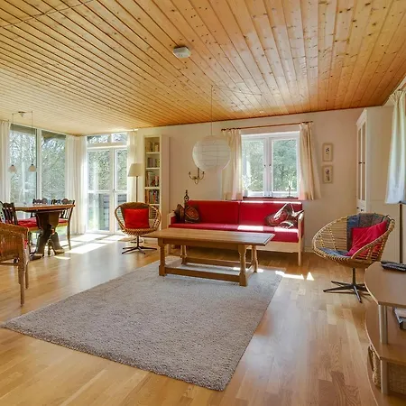 펜션 Three-bedroom Holiday In *